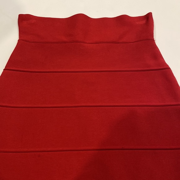 BCBG MAX AZRIA BANDAGE SKIRT IN RED - Picture 13 of 14
